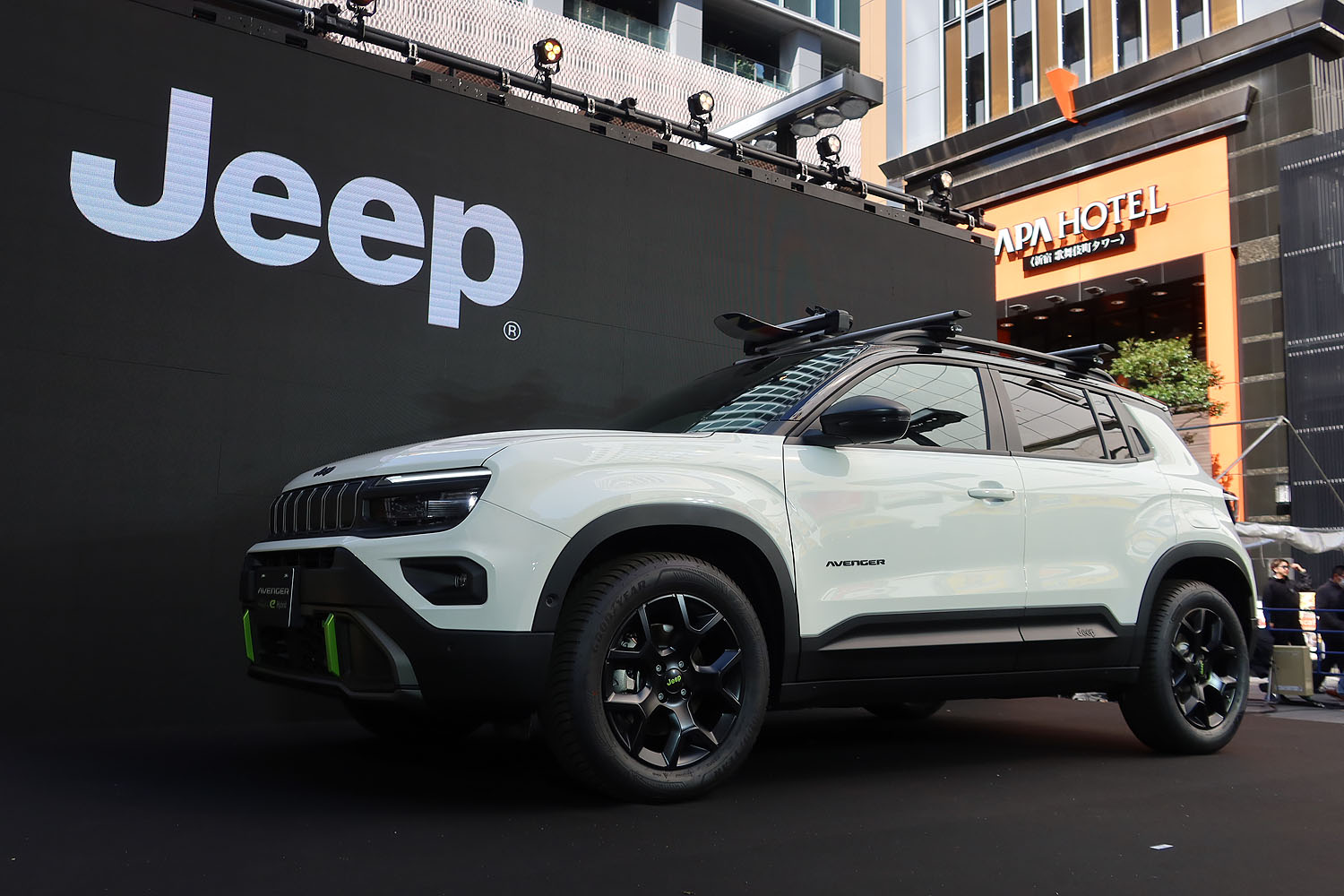 「ジープ・アベンジャー4xeハイブリッド」発表会の会場から