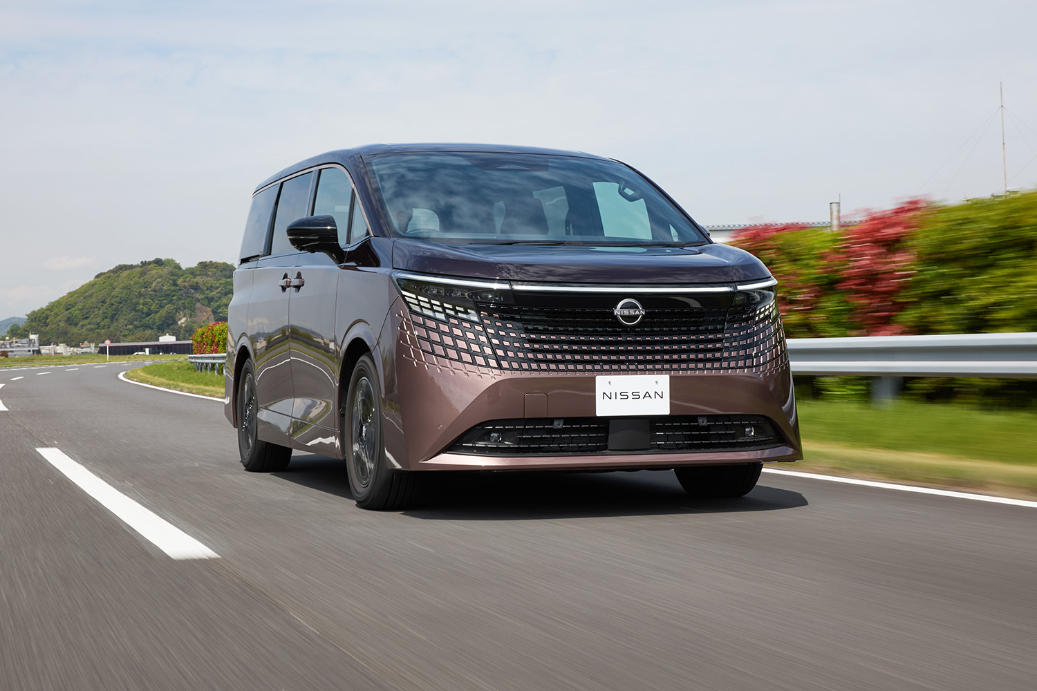 16年ぶりのフルモデルチェンジ　新型「日産エルグランド」の価格は妥当か？
