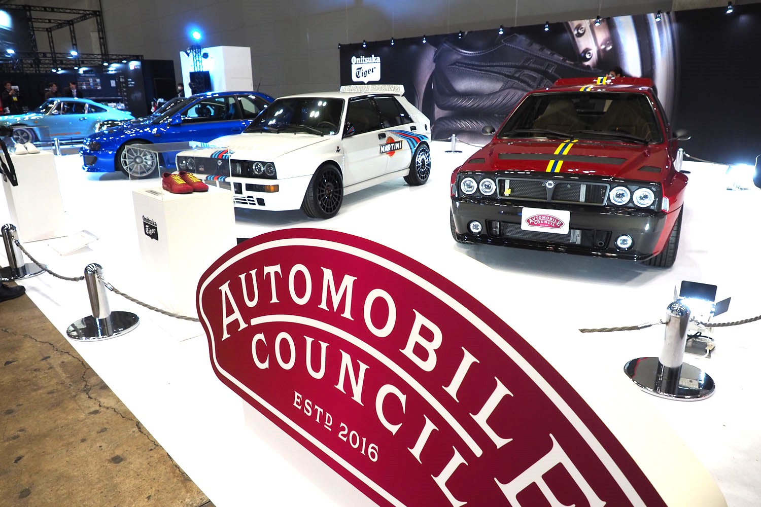 「オートモビル カウンシル2026」の会場から（主催者テーマ展示「現代に蘇る往年の名車＜レストモッドの世界＞」）