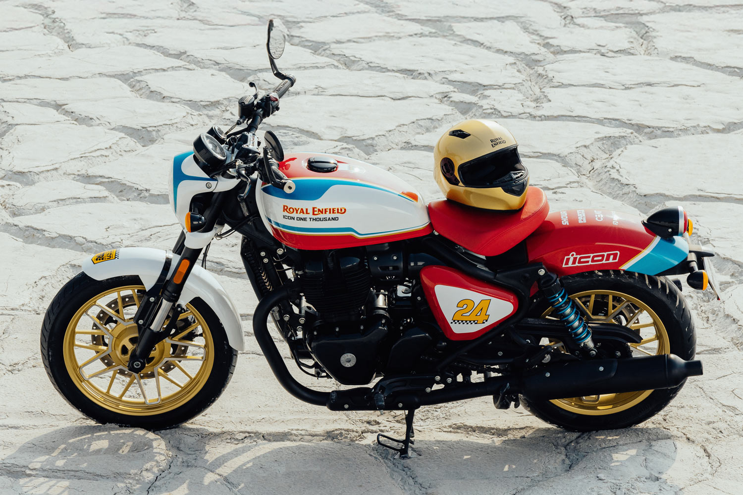 初めて乗ったとは思えないくらい乗りやすかった！？ ロイヤルエンフィールド・ショットガン650を桜井つぐみがインプレッション！！ | 【モトメガネ】バイク ・オートバイ|自動車・クルマ|キャンプのニュース情報 ロイヤル用 エンフィールド用 ショットガン用 650 2024-2025用 リアテールタイディフェンダーエリミネーター用 オートバイ