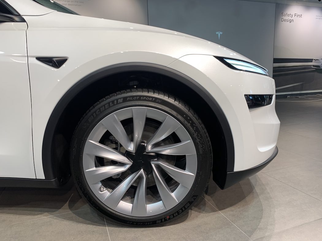 ニューモデルYのホイールは20インチ