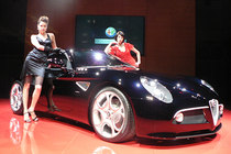 アルファ8Cコンペティツィオーネ」日本初お披露目、2200万円超