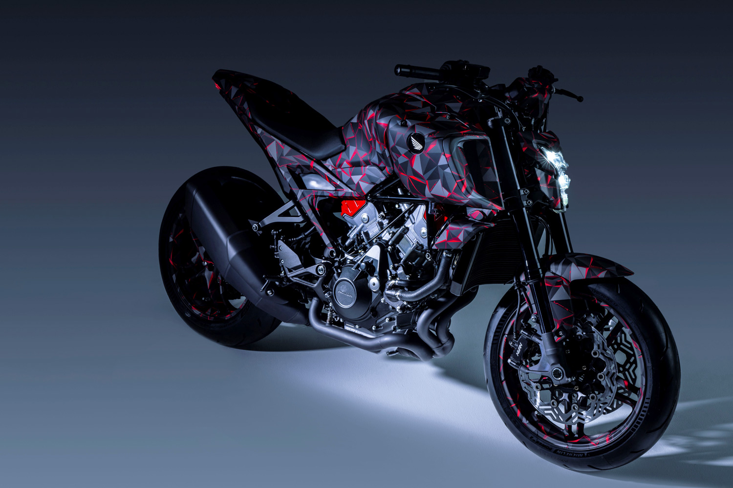 ホンダが電動バイク用の新エンブレムを発表！ 新たなブランド戦略が示す“世界5割”の野望