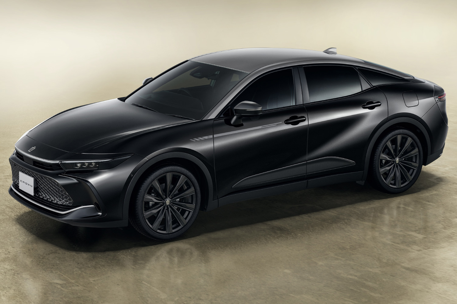 トヨタ・クラウン クロスオーバー」にクラウン誕生70周年を記念する