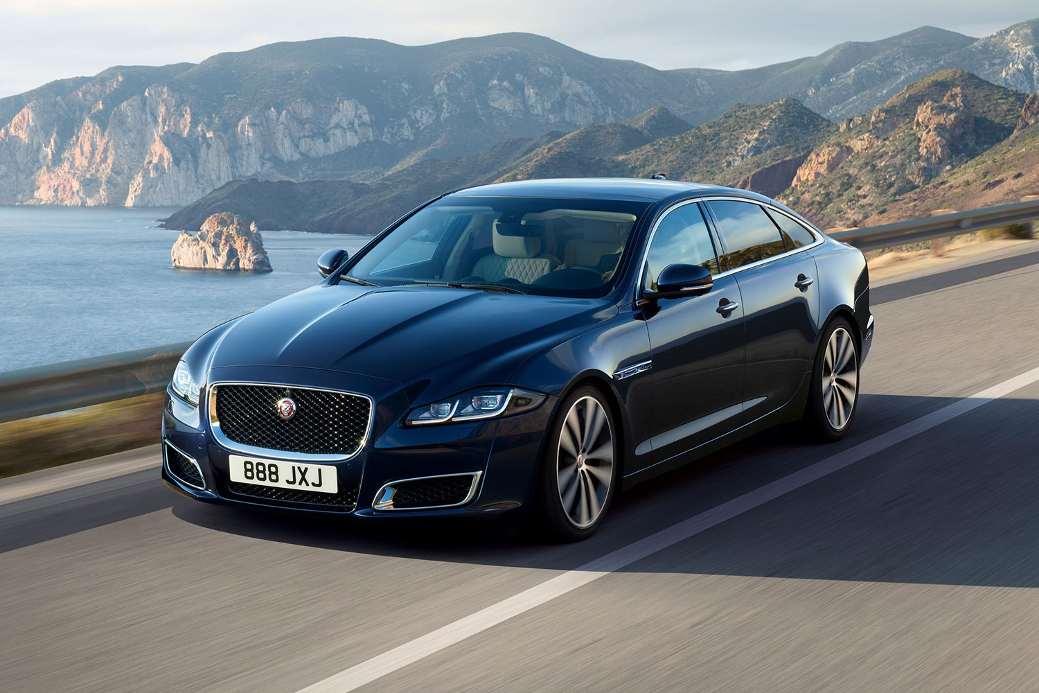 北京ショー2018】ジャガー、「XJ」の50周年記念モデルを北京で発表