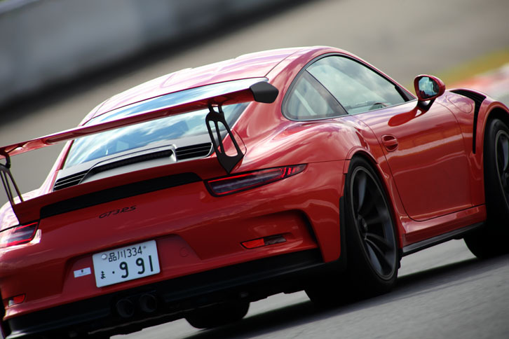 『CAR GRAPHIC』2016年1月号発売 繊細と大胆：エッジの効いたスポーツカー webCG