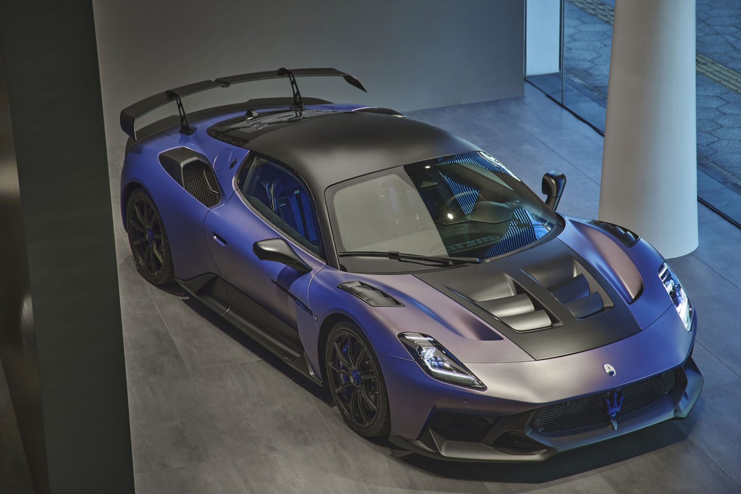 CAR GRAPHIC』2025年3月号発売 マセラティの111周年 - webCG