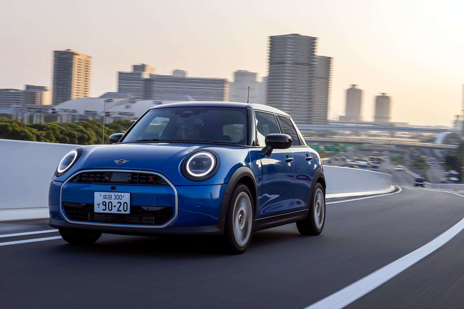 伝統と革新に満ちたコンパクトカー「MINI COOPER 5-DOOR」で行こう!