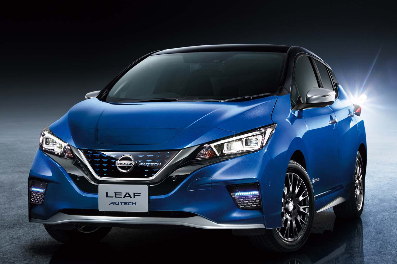 日産リーフAUTECH」仕様変更 2トーンの新色も追加設定 【ニュース