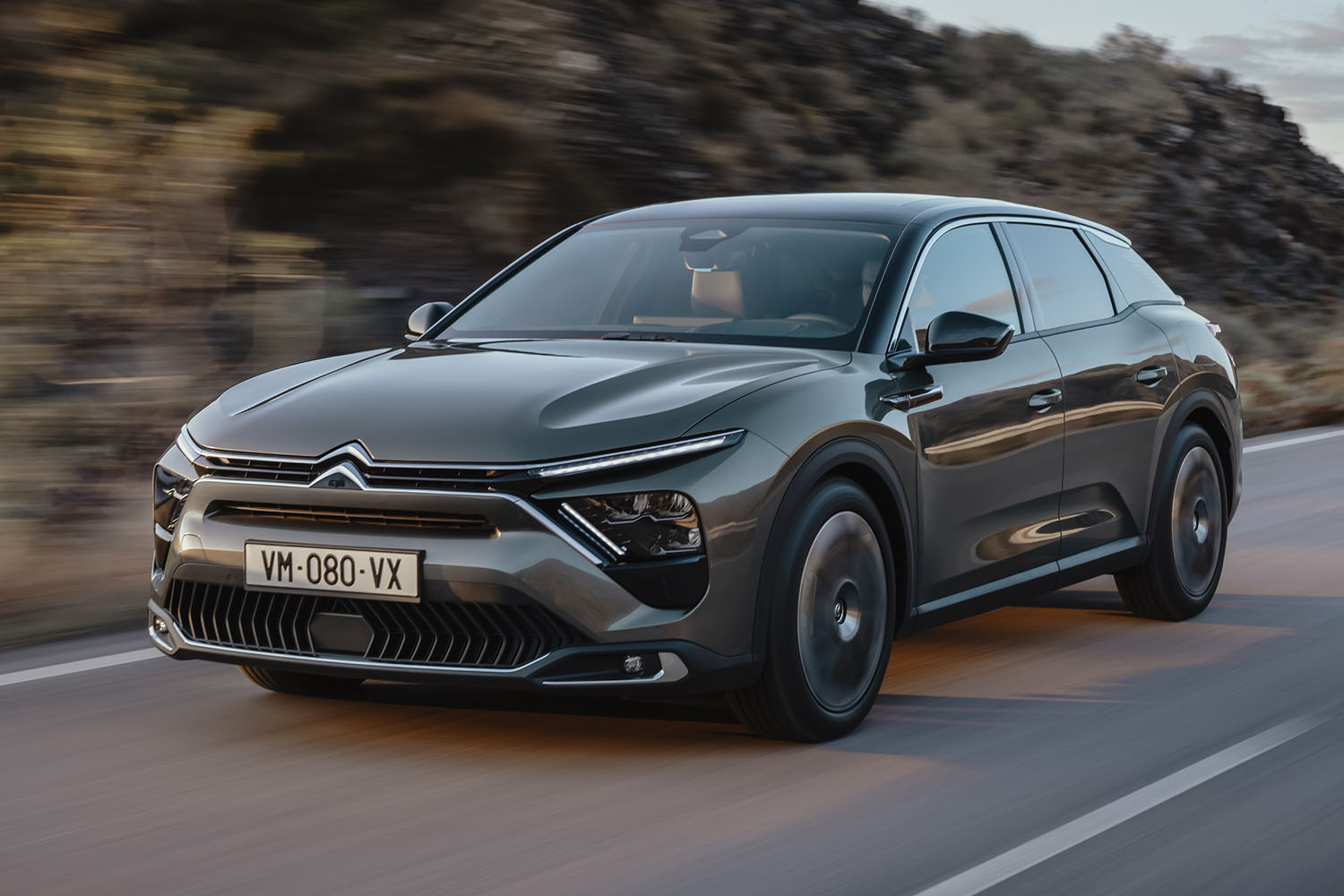 シトロエンの新たなフラッグシップモデル「C5 X」がデビュー  