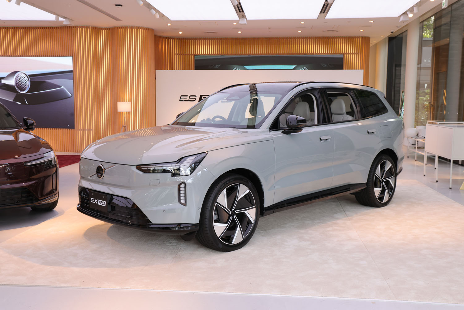 ボルボのフラッグシップ電気自動車「EX90」が上陸　軌道修正された電動化戦略の今を探る