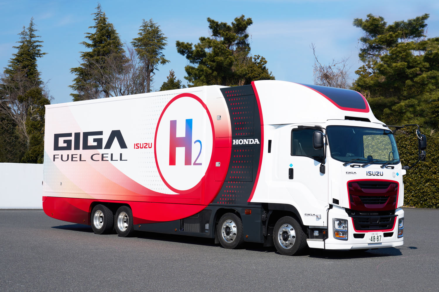 いすゞとホンダが大型の燃料電池トラック「ギガ フューエルセル」を