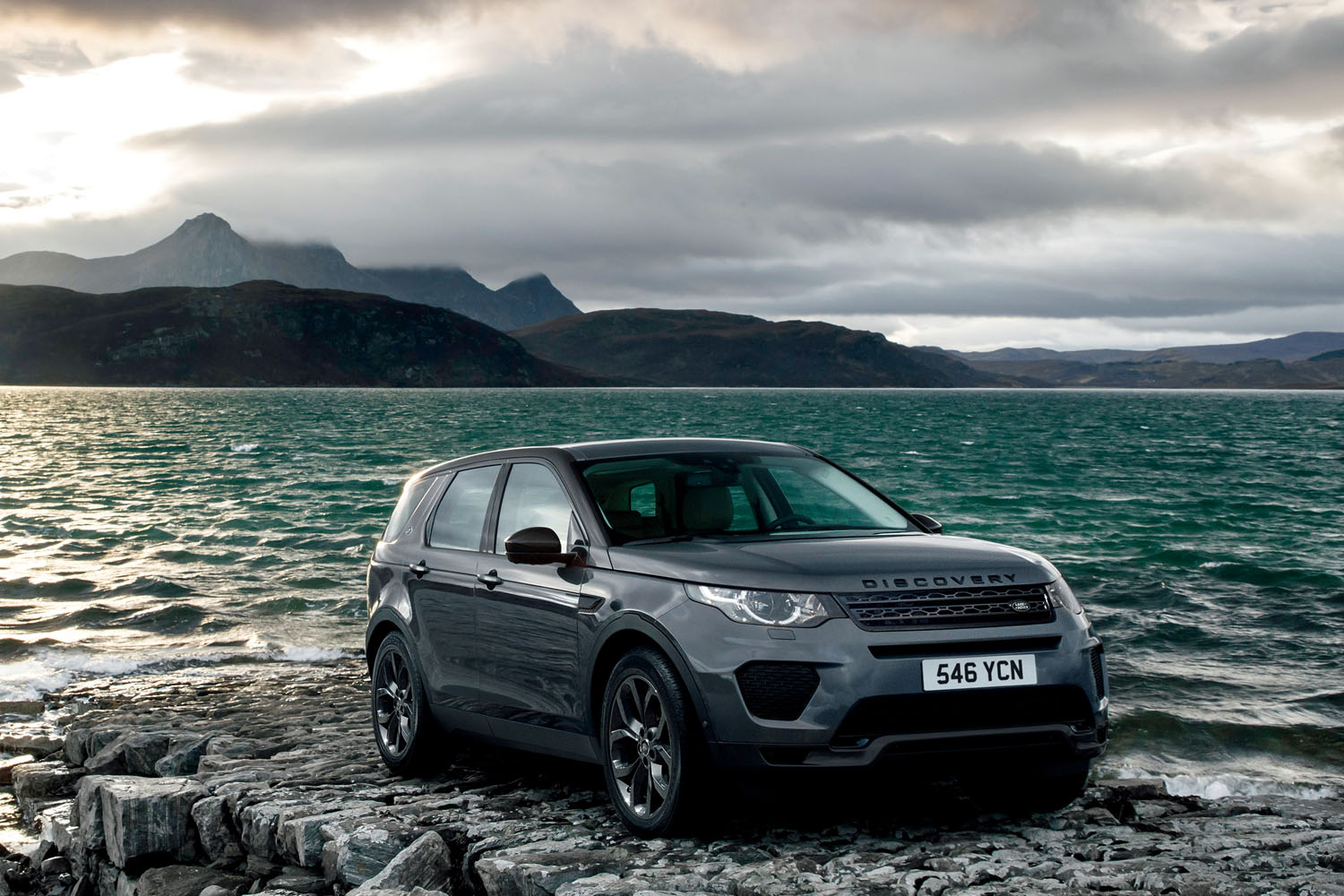 充実の運転支援装備を採用した「ランドローバー・ディスカバリー