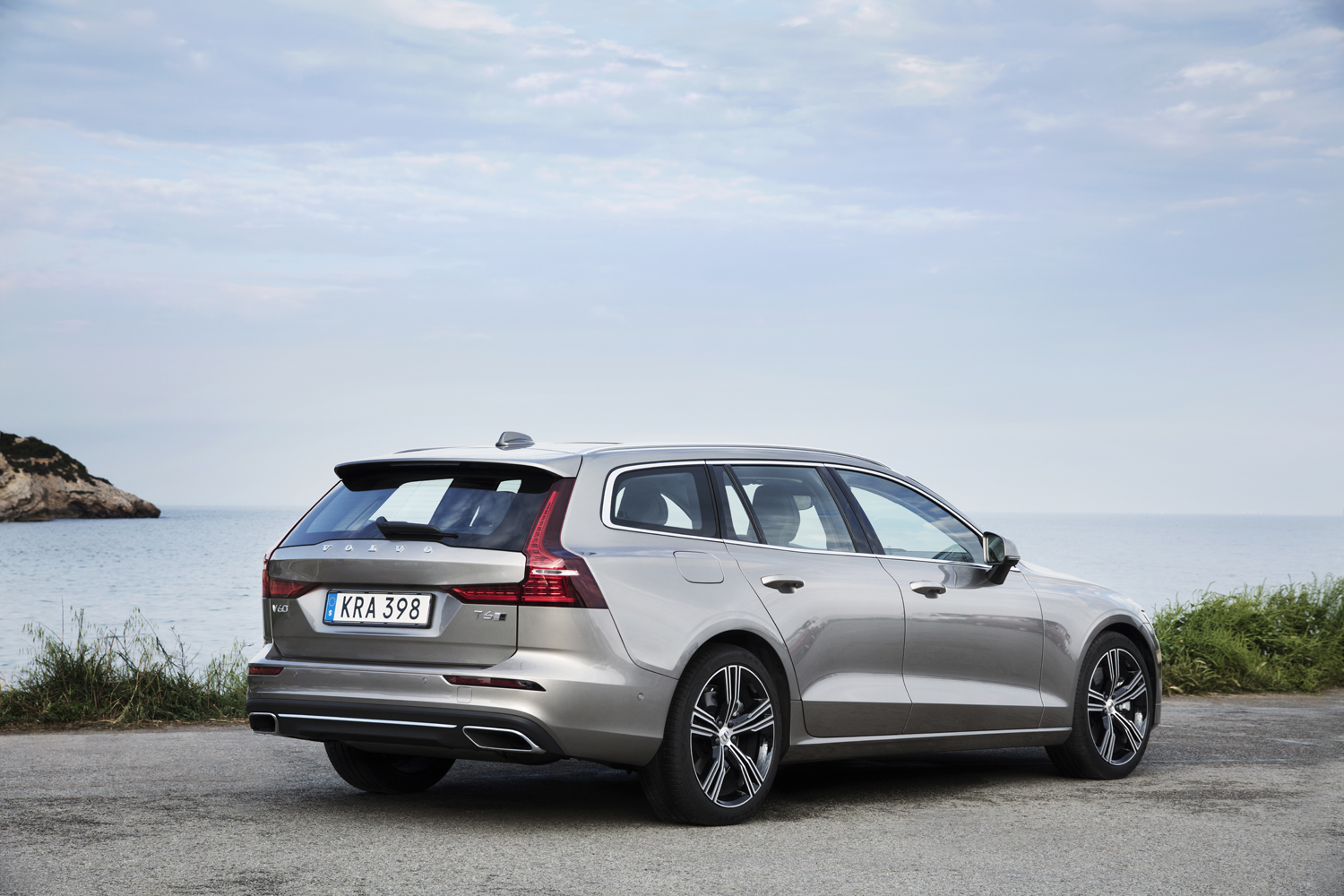 ボルボ純正 ロードキャリア（ウイングタイプ） V60現行モデル用 