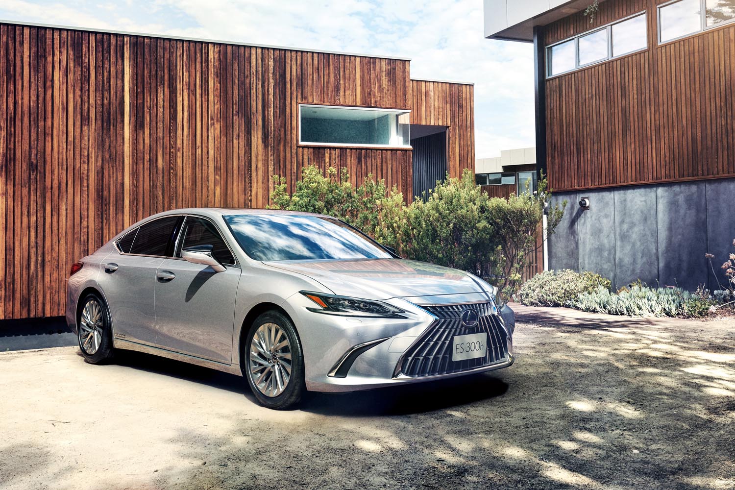 レクサスES」がマイナーチェンジ ブランドの基幹セダンが全方位的に