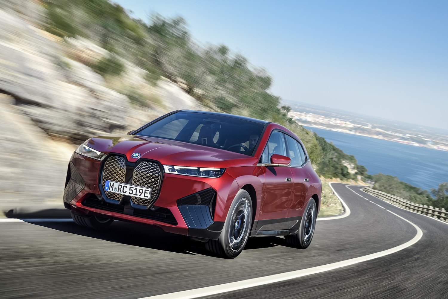 BMWが新型電気自動車「iX」に導入記念の特別仕様車を設定 オンラインで